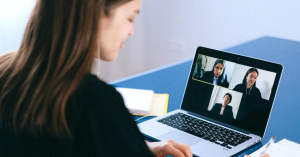 Ser líder em trabalhos híbridos aumenta a sua produtividade mas também a pressão sobre você.