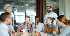 15 dicas para promover  a saúde e o bem-estar no trabalho para aumentar a felicidade, o engajamento e a produtividade dos funcionários.