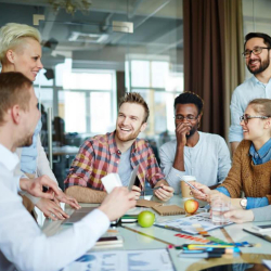 15 dicas para promover  a saúde e o bem-estar no trabalho para aumentar a felicidade, o engajamento e a produtividade dos funcionários.